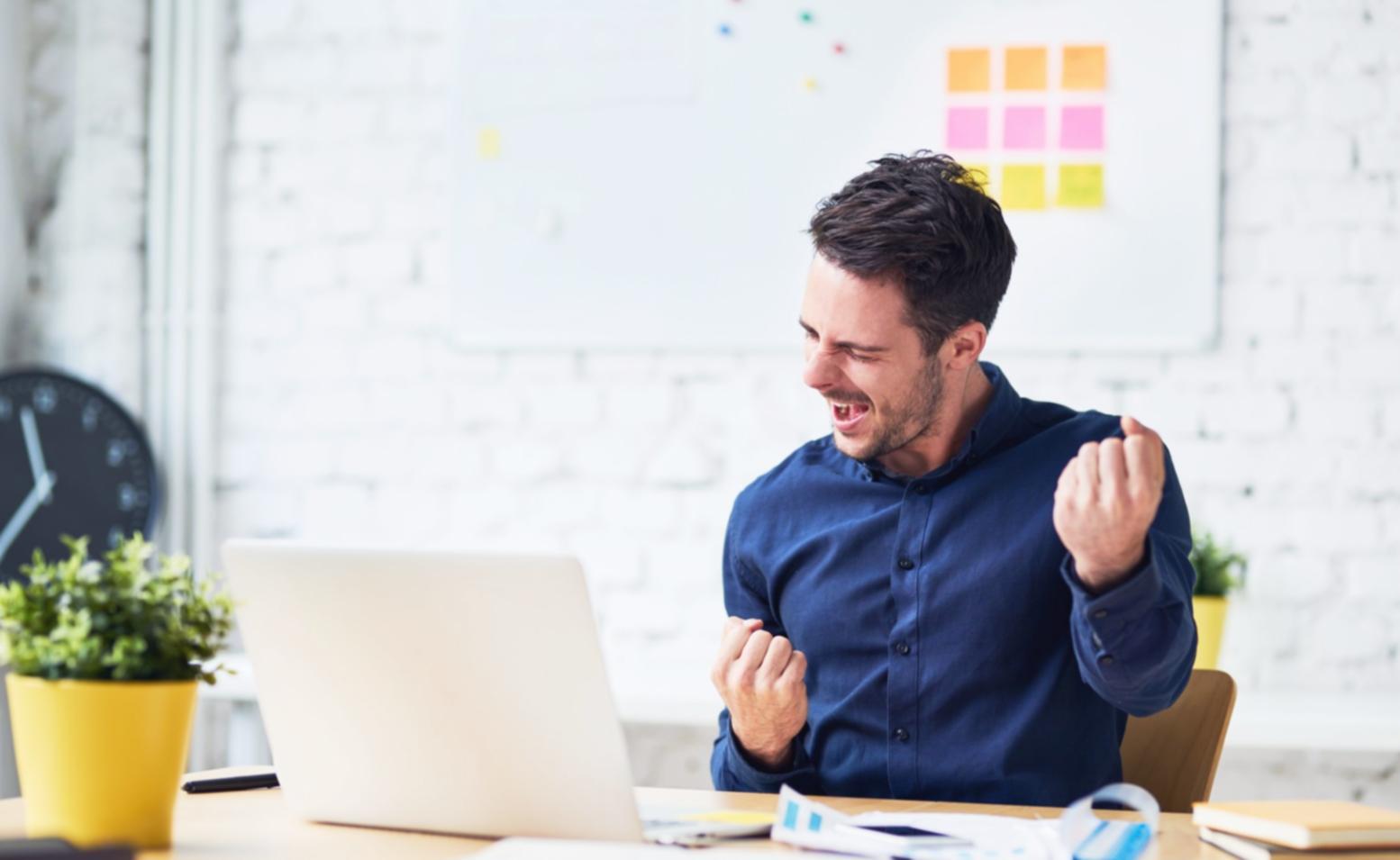 Estudiantes participando en sesión interactiva de seguridad bancaria