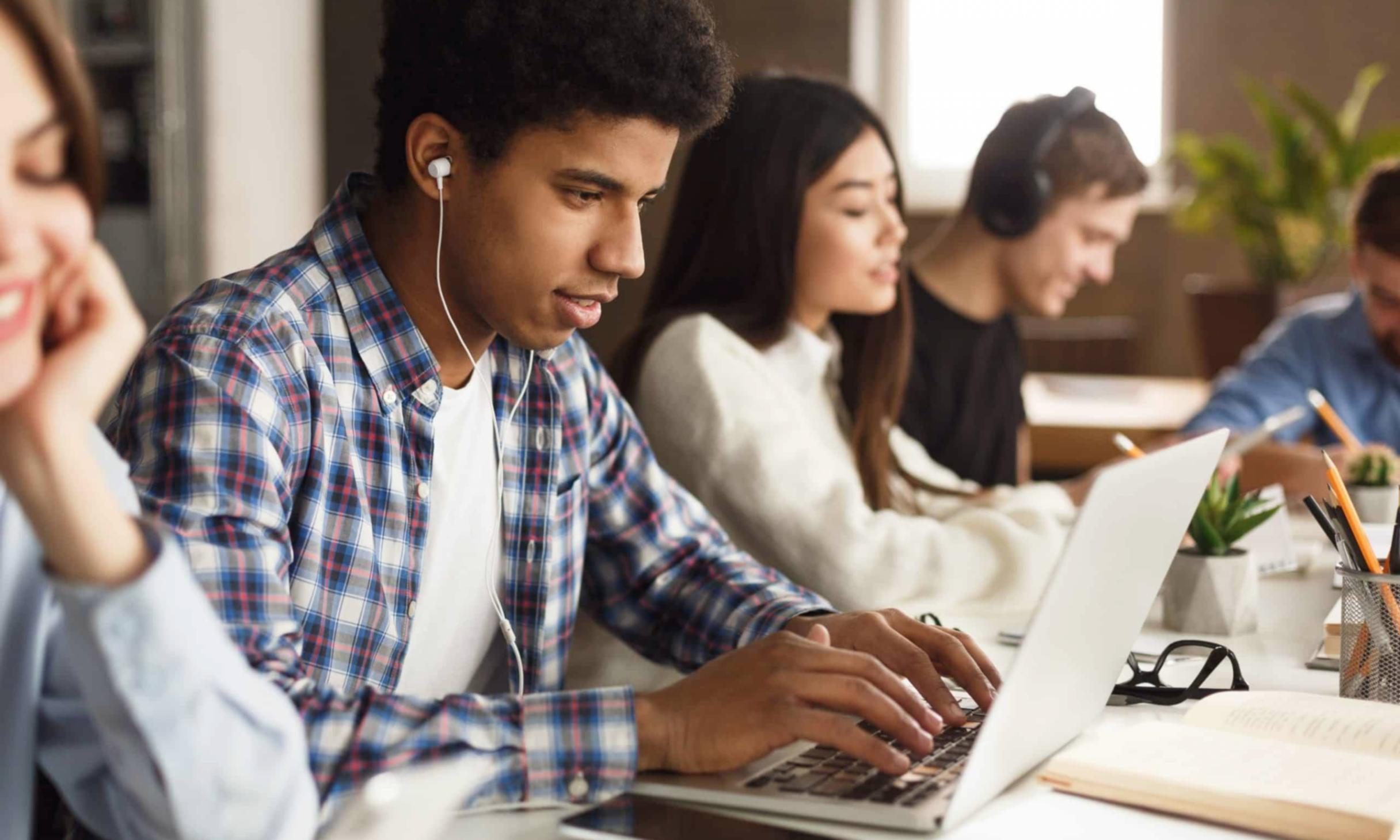 Profesionales trabajando en seguridad bancaria digital